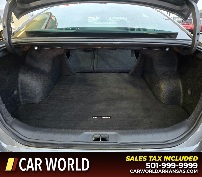 Nissan Altima Vehicle Full-screen Gallery Image 14