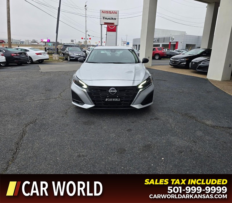 Nissan Altima Vehicle Full-screen Gallery Image 2