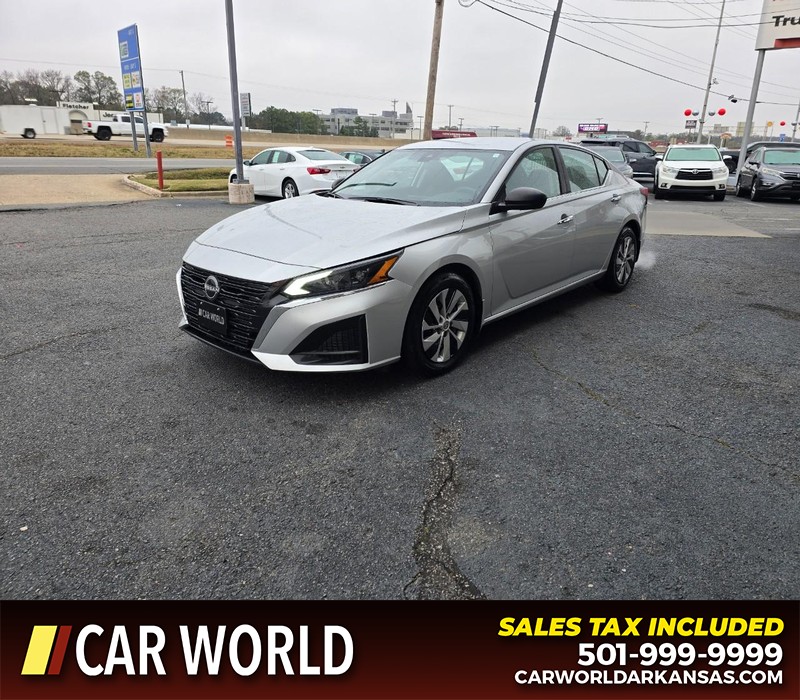 Nissan Altima Vehicle Full-screen Gallery Image 3