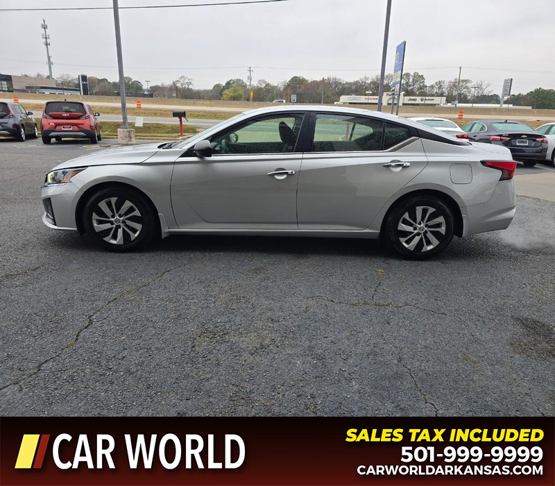 Nissan Altima Vehicle Full-screen Gallery Image 4