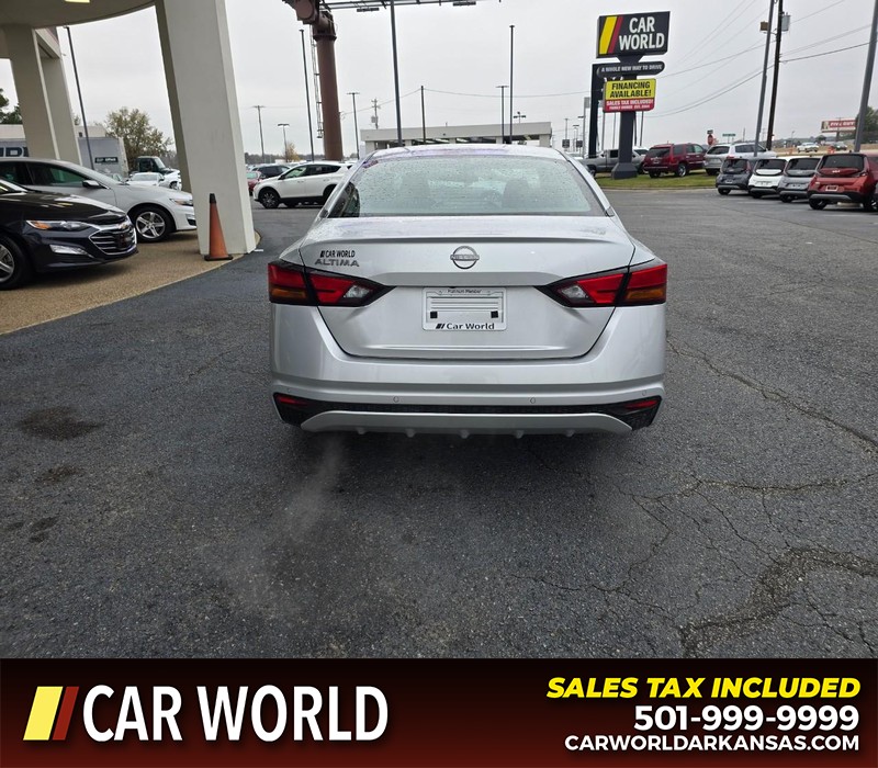 Nissan Altima Vehicle Full-screen Gallery Image 5