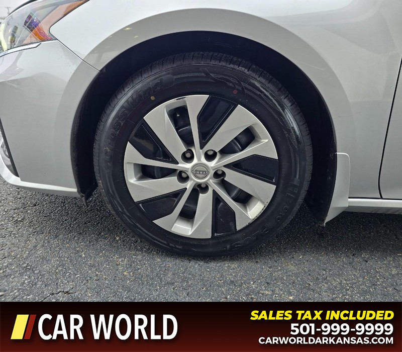 Nissan Altima Vehicle Full-screen Gallery Image 6