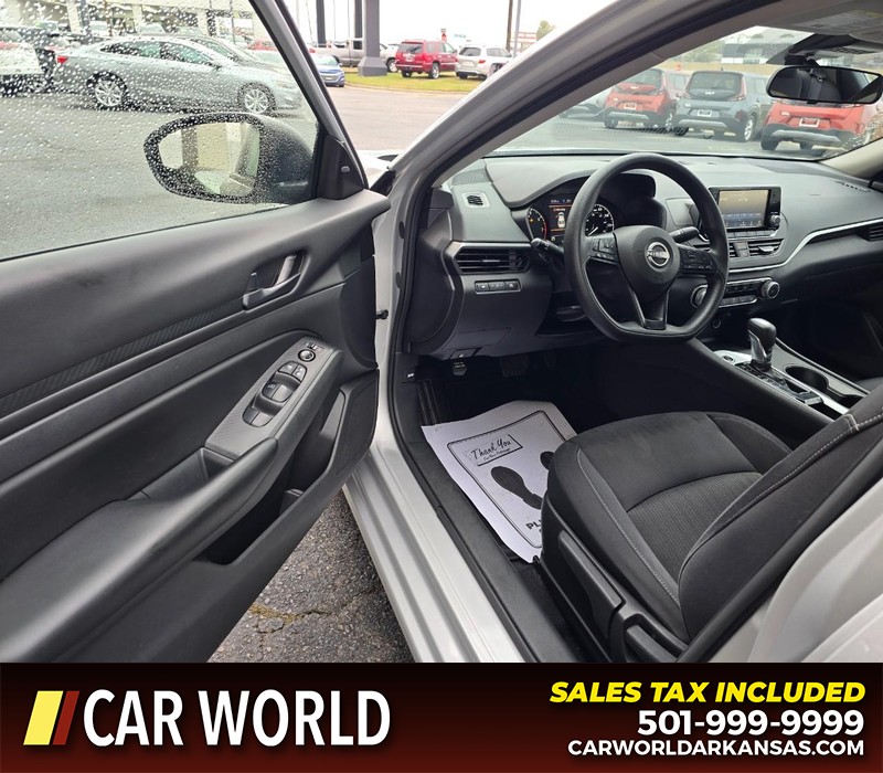 Nissan Altima Vehicle Full-screen Gallery Image 7