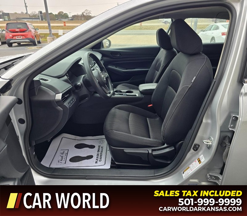 Nissan Altima Vehicle Full-screen Gallery Image 8