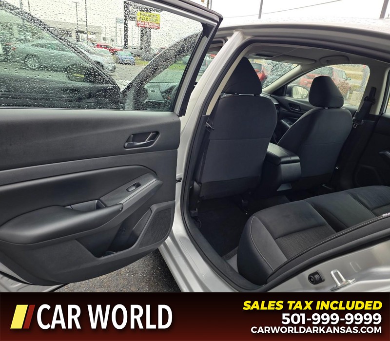 Nissan Altima Vehicle Full-screen Gallery Image 9