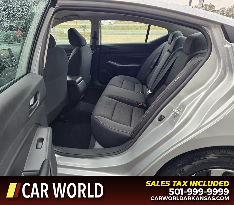 Nissan Altima Vehicle Full-screen Gallery Image 10