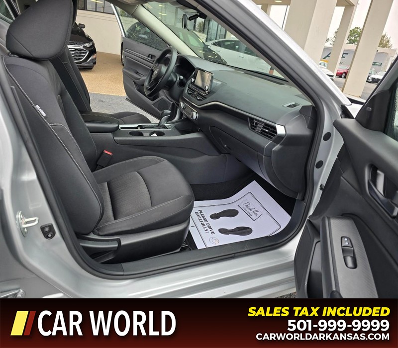 Nissan Altima Vehicle Full-screen Gallery Image 11