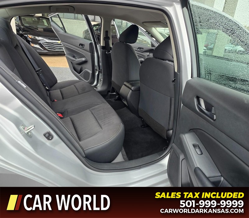 Nissan Altima Vehicle Full-screen Gallery Image 12