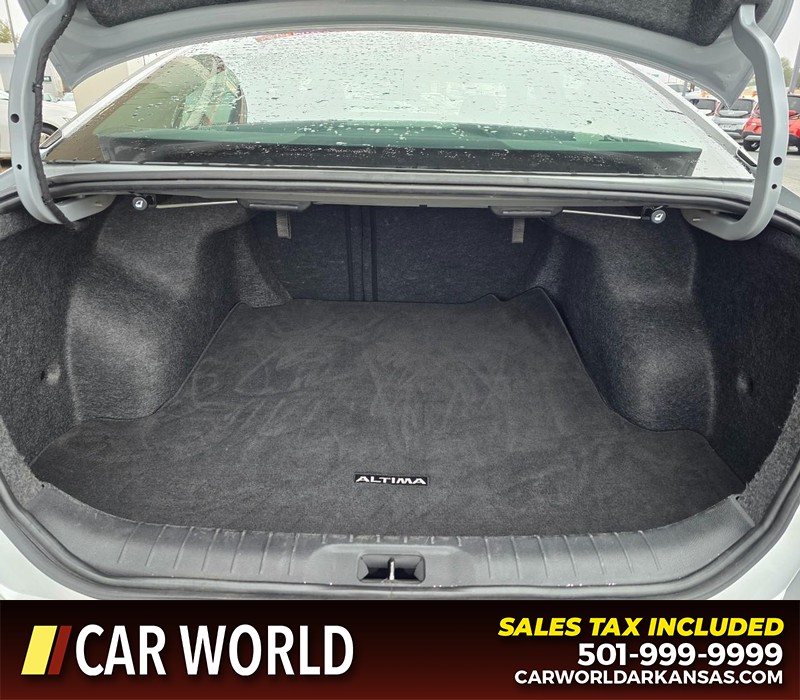 Nissan Altima Vehicle Full-screen Gallery Image 13