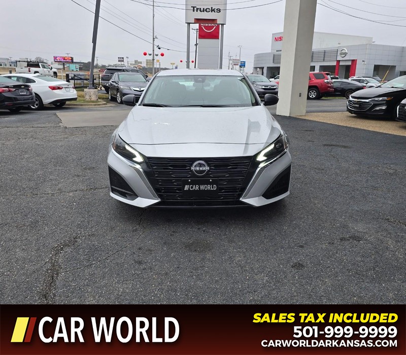 Nissan Altima Vehicle Full-screen Gallery Image 2