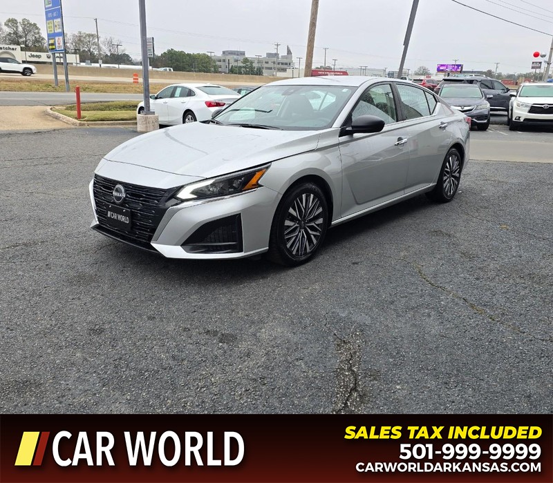 Nissan Altima Vehicle Full-screen Gallery Image 3