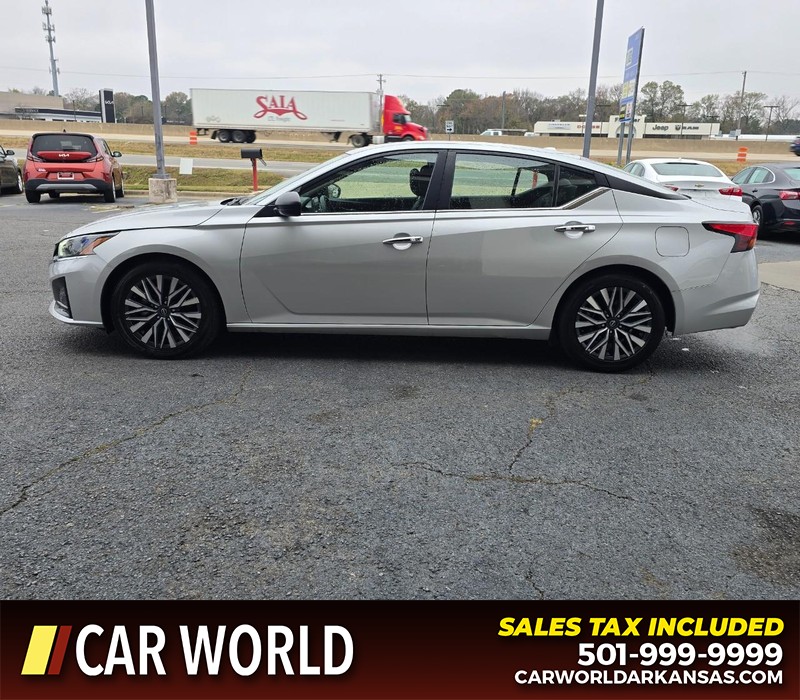 Nissan Altima Vehicle Full-screen Gallery Image 4