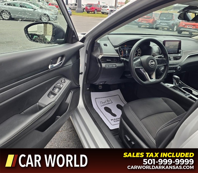 Nissan Altima Vehicle Full-screen Gallery Image 7