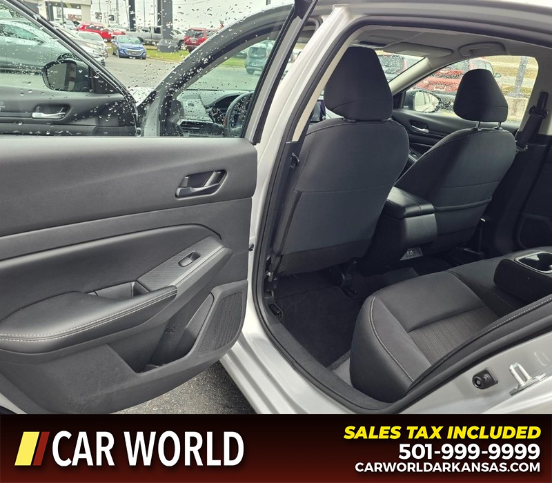 Nissan Altima Vehicle Full-screen Gallery Image 9