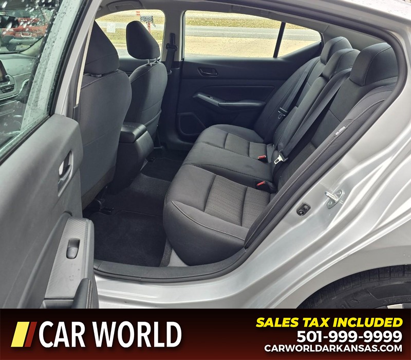 Nissan Altima Vehicle Full-screen Gallery Image 10