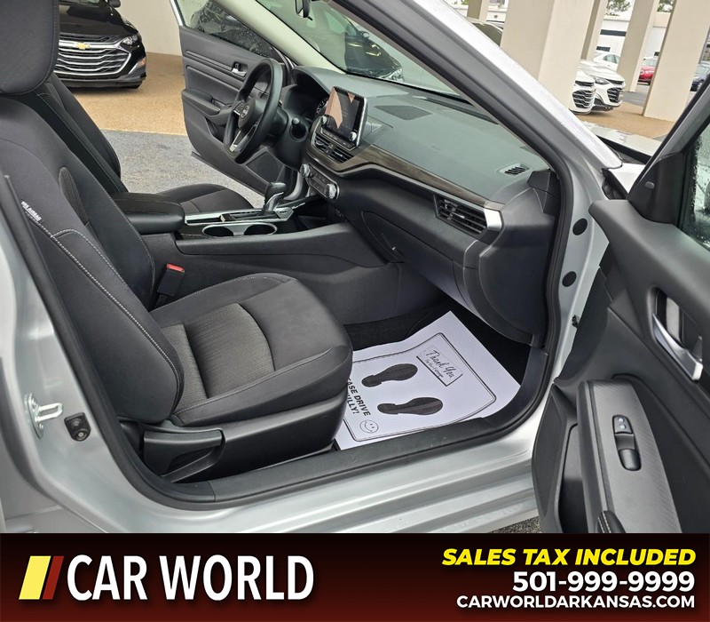 Nissan Altima Vehicle Full-screen Gallery Image 11