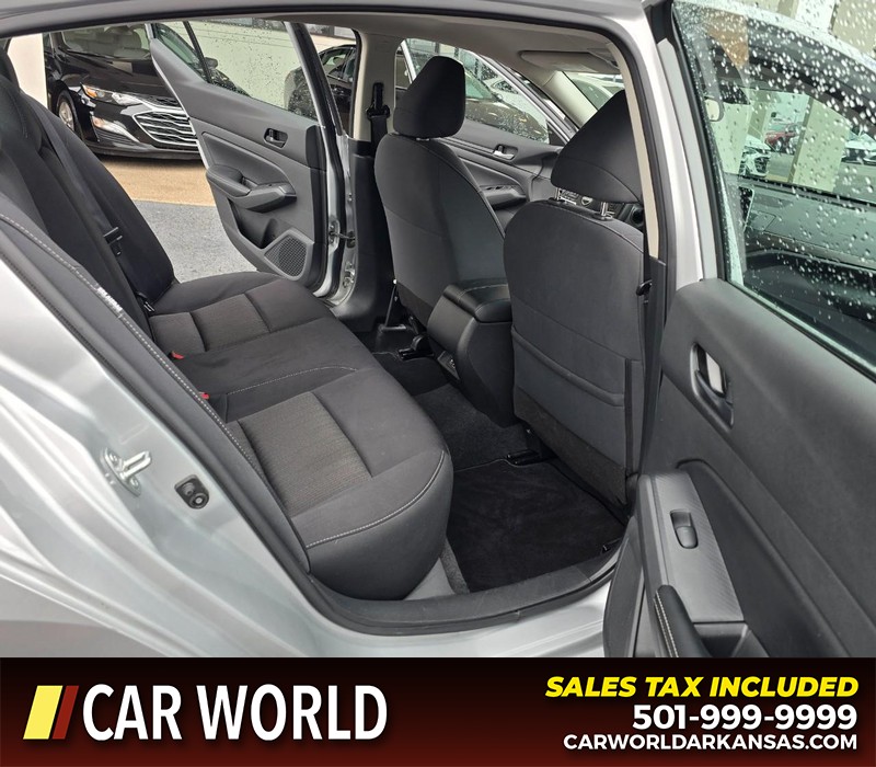 Nissan Altima Vehicle Full-screen Gallery Image 12