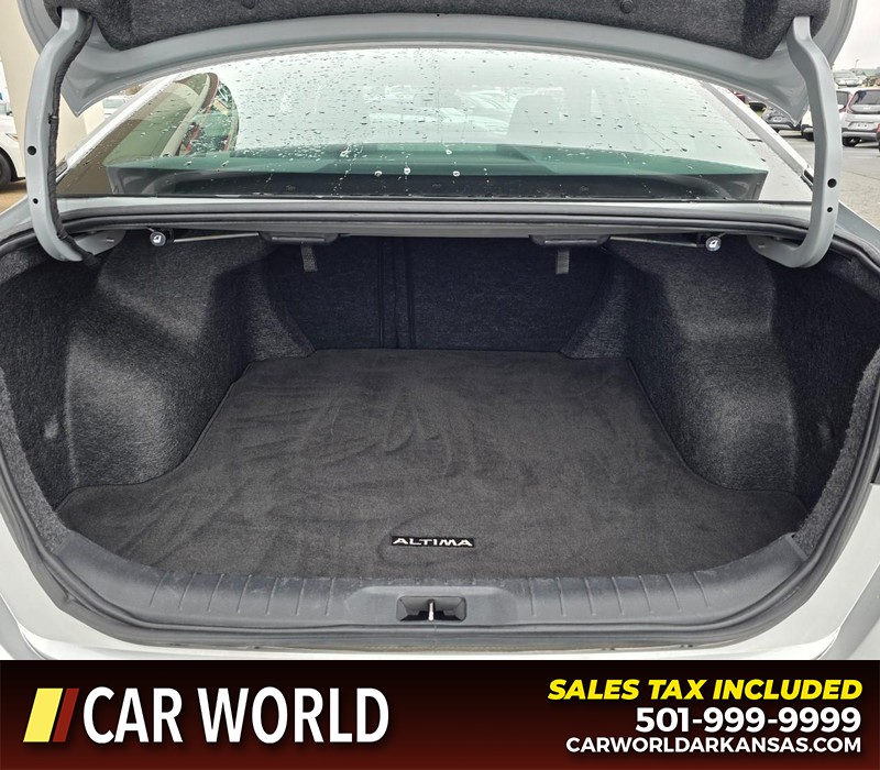 Nissan Altima Vehicle Full-screen Gallery Image 13