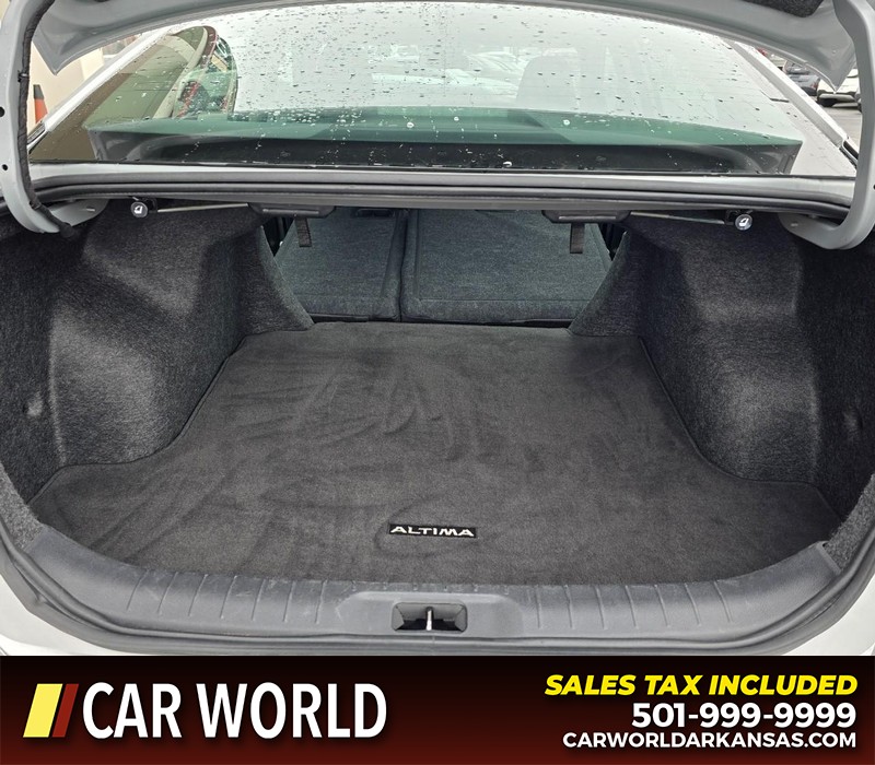 Nissan Altima Vehicle Full-screen Gallery Image 14