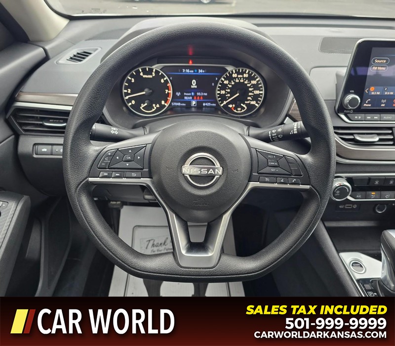 Nissan Altima Vehicle Full-screen Gallery Image 15