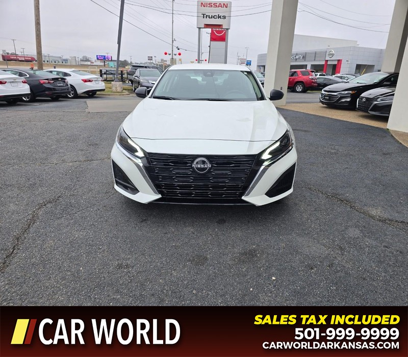 Nissan Altima Vehicle Full-screen Gallery Image 2