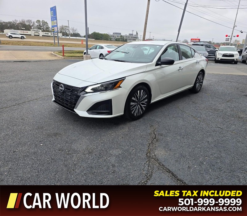 Nissan Altima Vehicle Full-screen Gallery Image 3