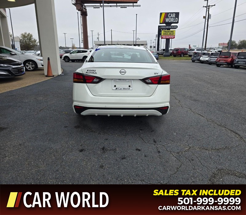 Nissan Altima Vehicle Full-screen Gallery Image 5