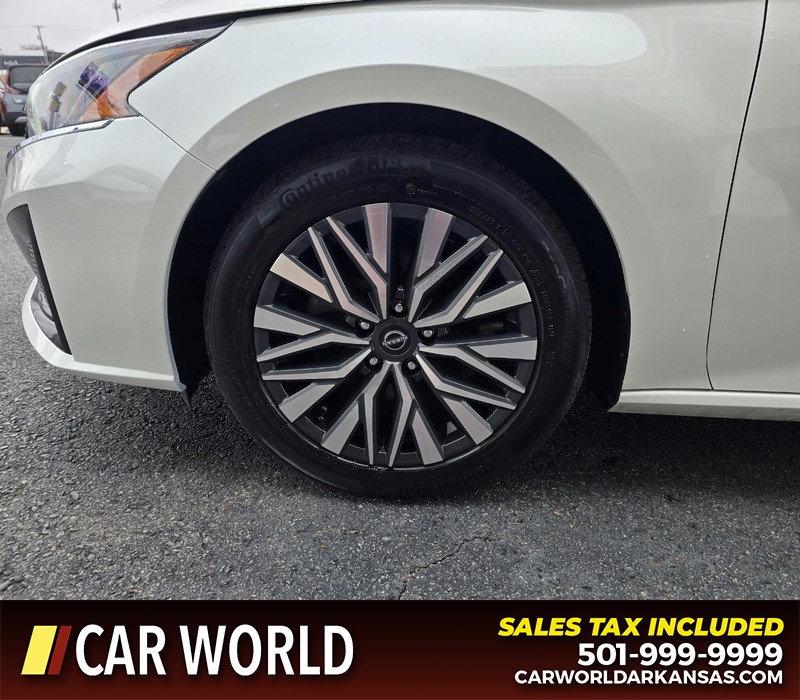 Nissan Altima Vehicle Full-screen Gallery Image 6