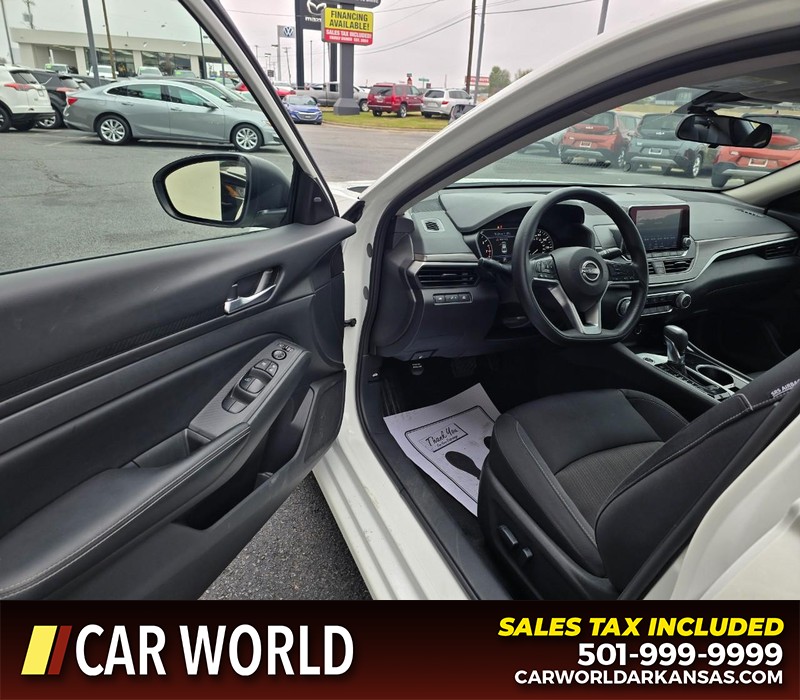 Nissan Altima Vehicle Full-screen Gallery Image 7