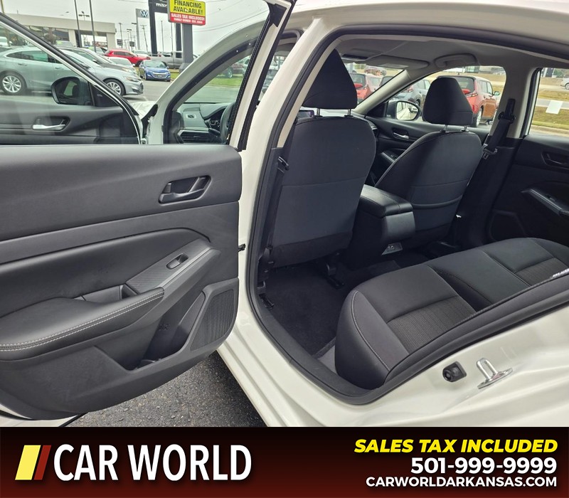 Nissan Altima Vehicle Full-screen Gallery Image 9