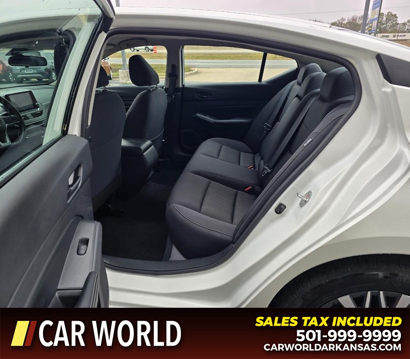 Nissan Altima Vehicle Full-screen Gallery Image 10