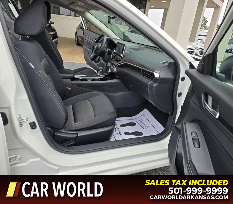 Nissan Altima Vehicle Full-screen Gallery Image 11