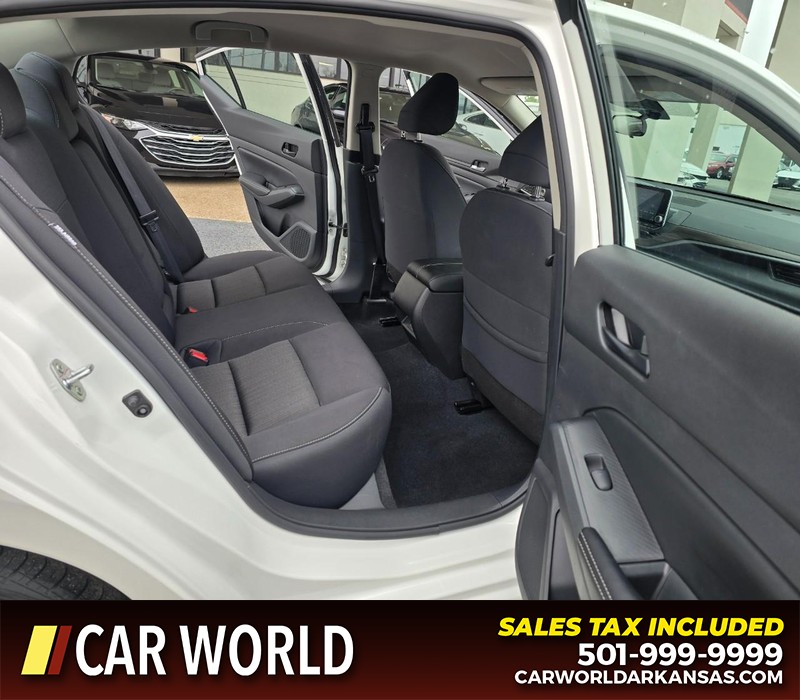 Nissan Altima Vehicle Full-screen Gallery Image 12