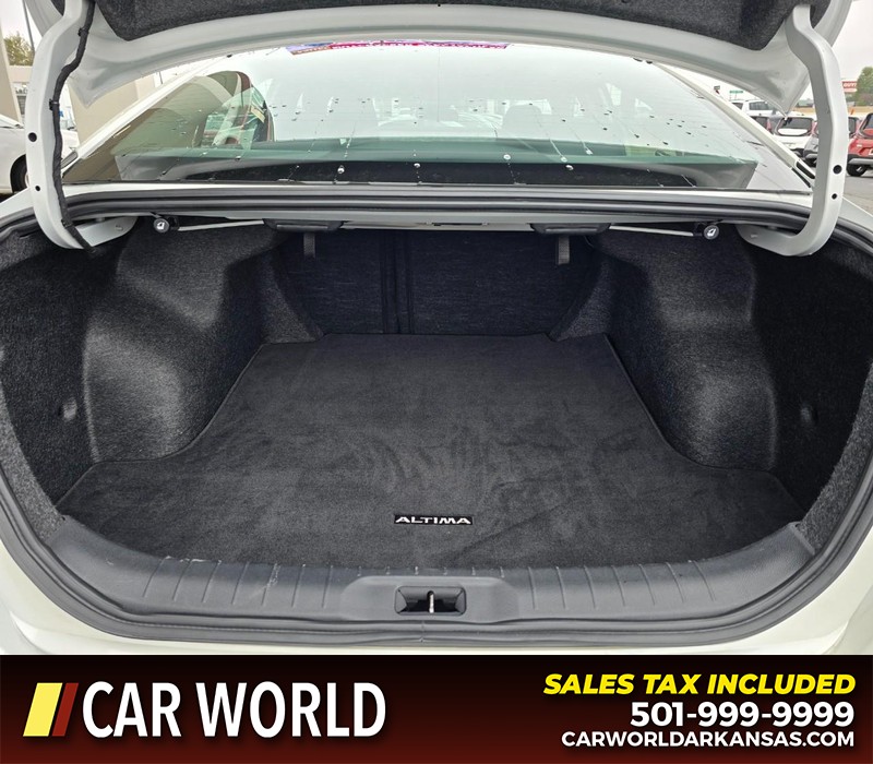 Nissan Altima Vehicle Full-screen Gallery Image 13