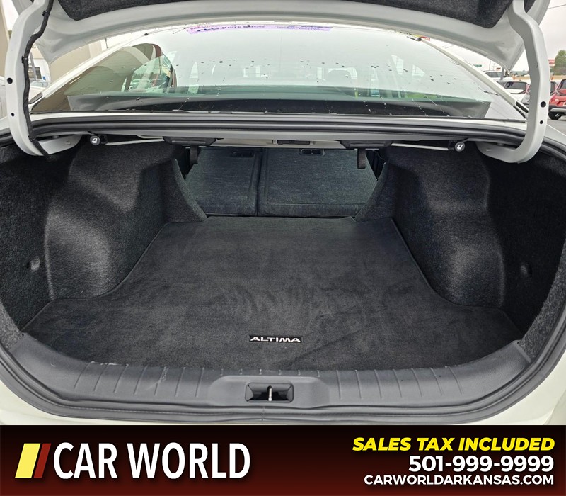 Nissan Altima Vehicle Full-screen Gallery Image 14