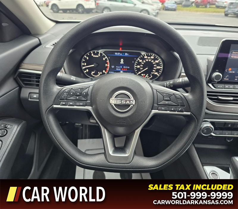 Nissan Altima Vehicle Full-screen Gallery Image 15