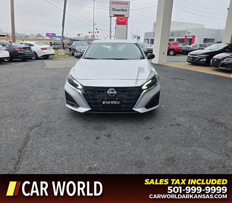 Nissan Altima Vehicle Full-screen Gallery Image 2