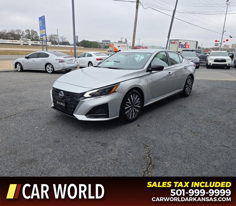 Nissan Altima Vehicle Full-screen Gallery Image 3