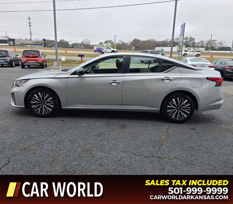 Nissan Altima Vehicle Full-screen Gallery Image 4