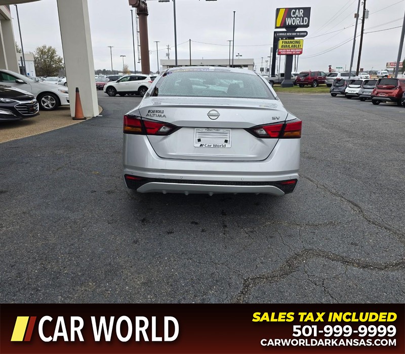 Nissan Altima Vehicle Full-screen Gallery Image 5