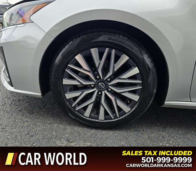 Nissan Altima Vehicle Full-screen Gallery Image 6