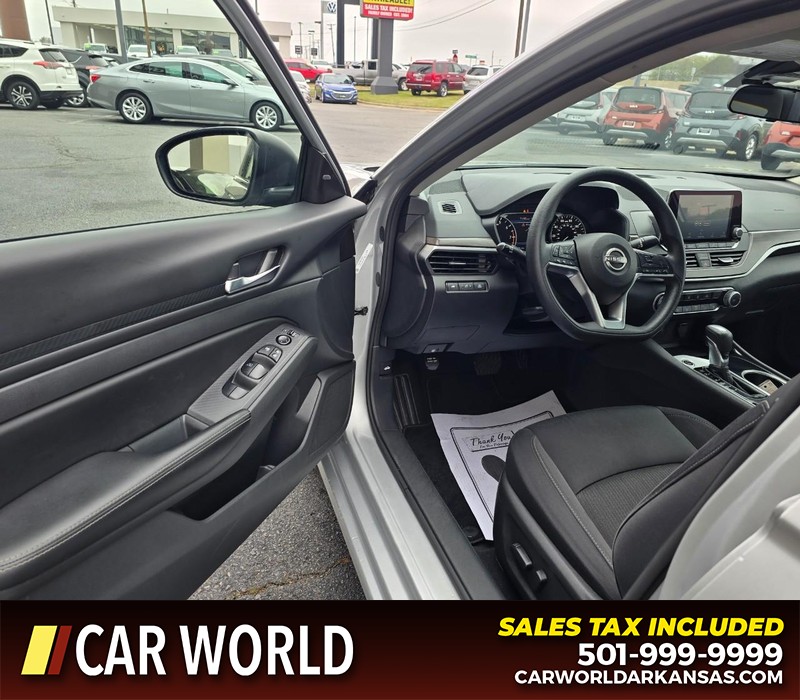 Nissan Altima Vehicle Full-screen Gallery Image 7