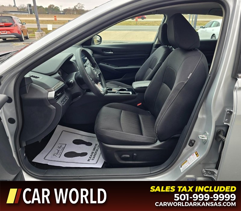 Nissan Altima Vehicle Full-screen Gallery Image 8