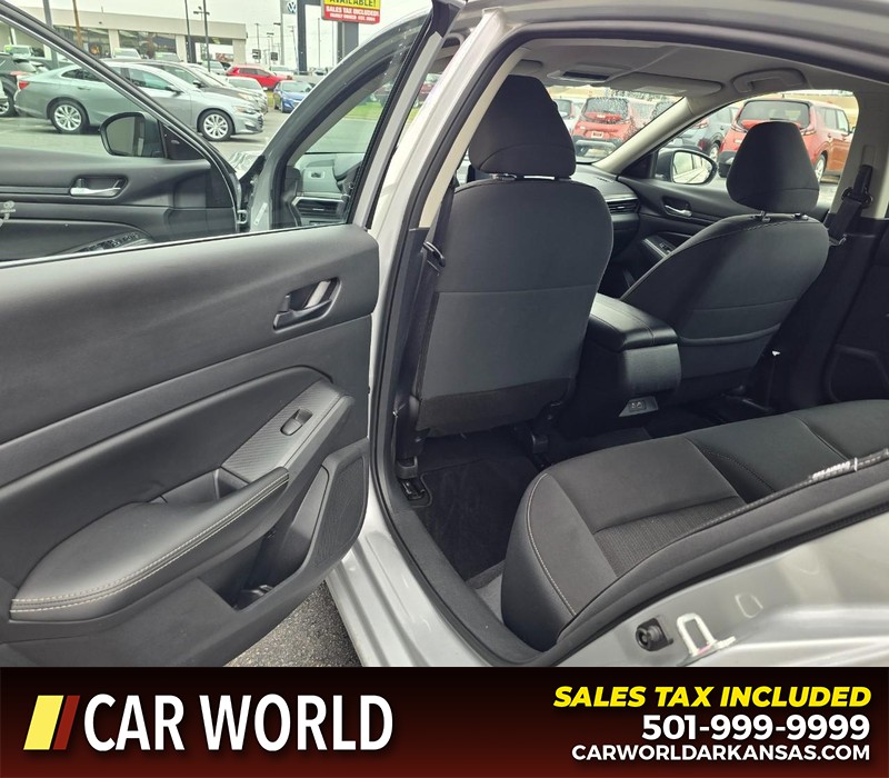 Nissan Altima Vehicle Full-screen Gallery Image 9