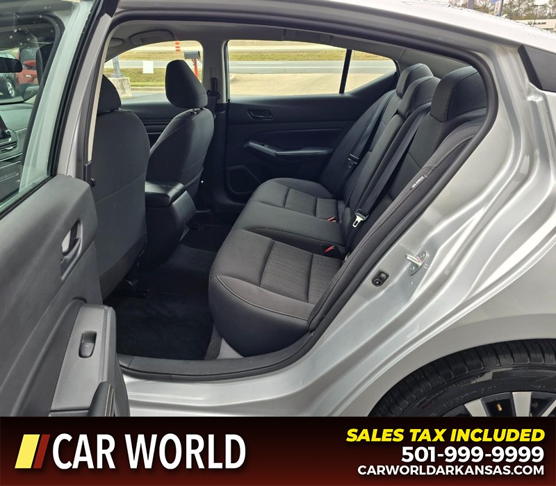 Nissan Altima Vehicle Full-screen Gallery Image 10