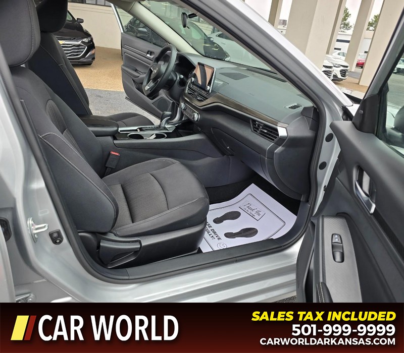 Nissan Altima Vehicle Full-screen Gallery Image 11