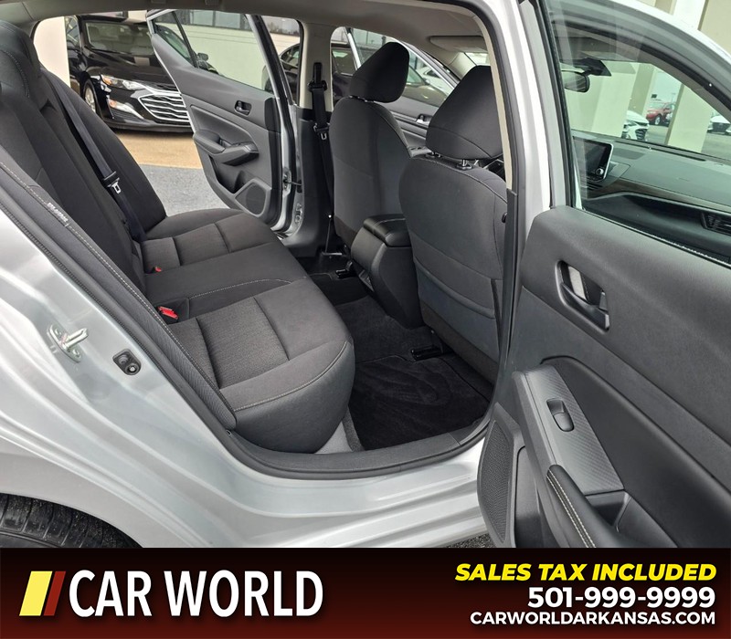 Nissan Altima Vehicle Full-screen Gallery Image 12