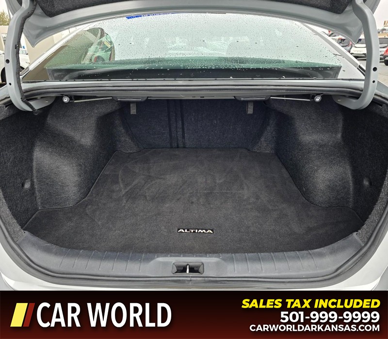 Nissan Altima Vehicle Full-screen Gallery Image 13