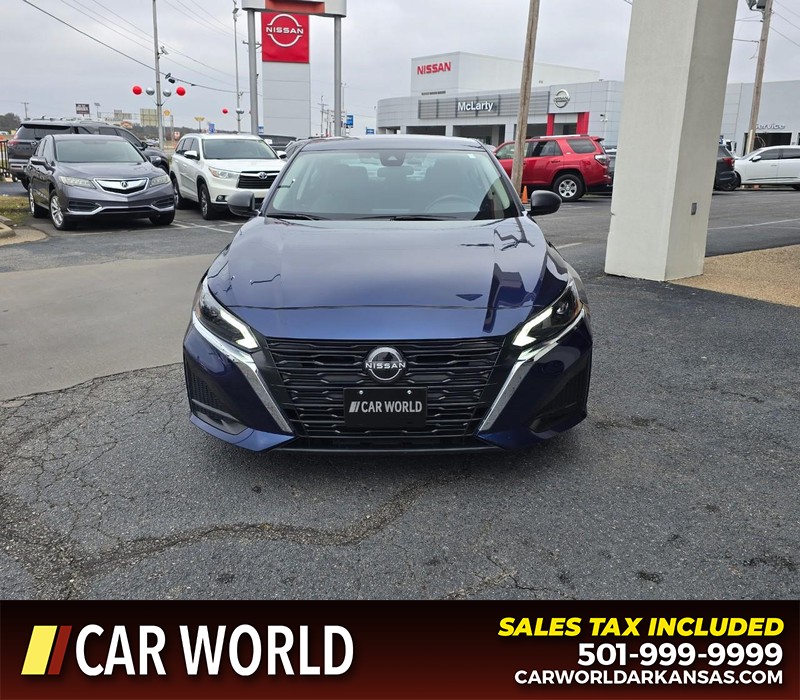 Nissan Altima Vehicle Full-screen Gallery Image 2