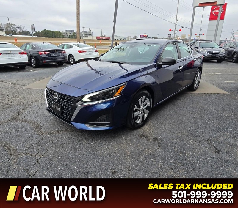 Nissan Altima Vehicle Full-screen Gallery Image 3